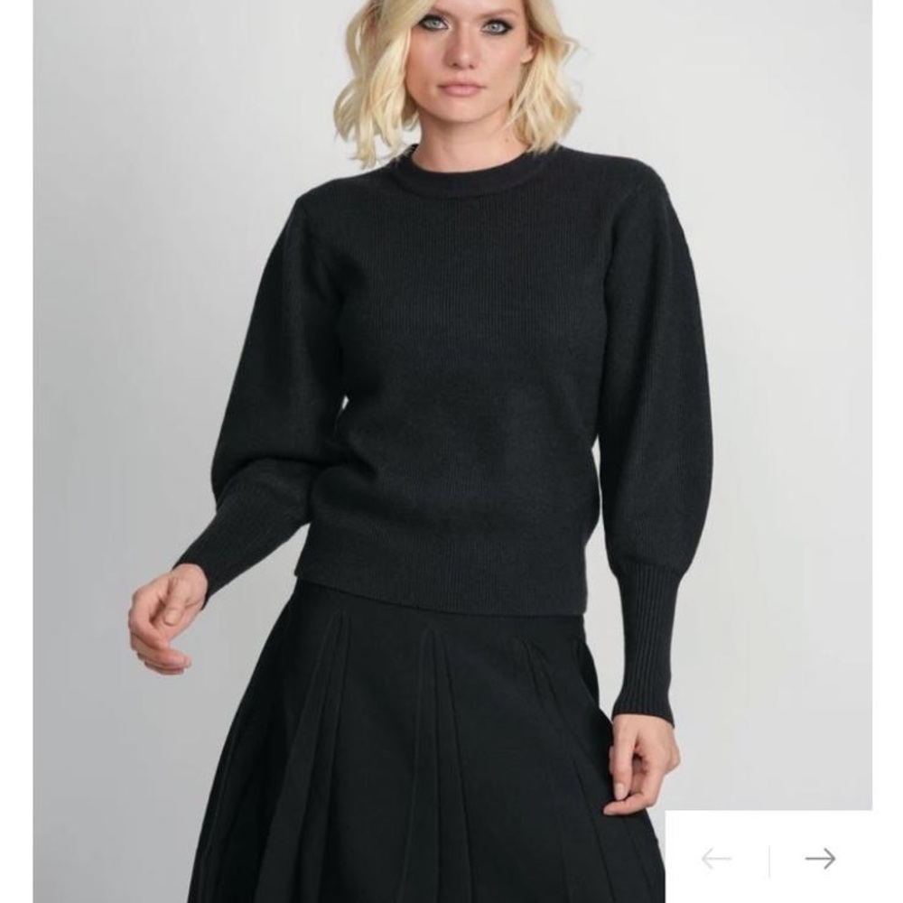 Meli fame on central 
Ribbed sweater
